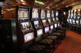 Layar permainan slot live 888 menampilkan Aviator dan Sweet Bonanza dengan grafis HD